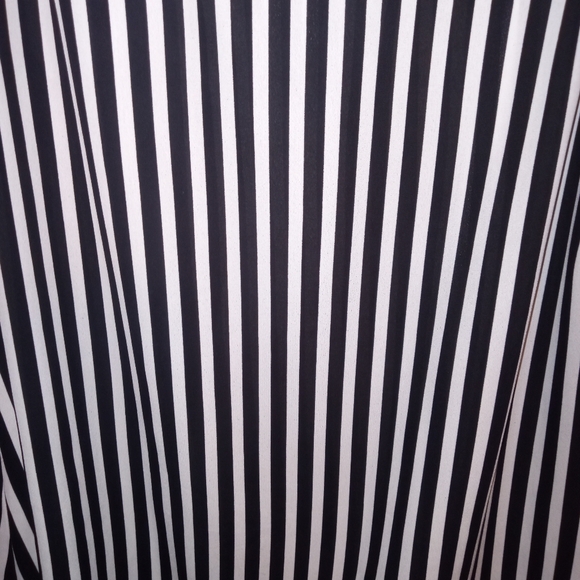 3/$10 Jones Studio Open Shoulder Short Sleeve Pinstripe Top Size Small - Picture 5 of 7